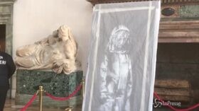 La “ragazza del Bataclan” di Banksy tornerà in Francia dopo il furto