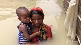 Alluvione in India: in molti si spostano con le canoe