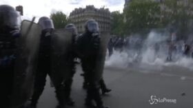 Parigi, lacrimogeni sui manifestanti in protesta nel giorno della presa della Bastiglia
