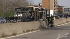 Bus dirottato, condannato a 24 anni Sy: le immagini del mezzo dato alle fiamme