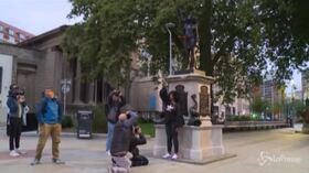 Regno Unito, prima statua dedicata a Black Lives Matter: schiavista sostituito con una dimostrante