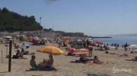 Caldo torrido in Portogallo: la gente si riversa sulle spiagge, nessuno si preoccupa del coronavirus