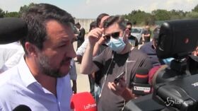 Migranti, Salvini: “Non devono sbarcare, se il governo cala le braghe pagano gli italiani”