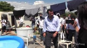 Salvini tra le baracche e i nomadi del campo rom di Giugliano