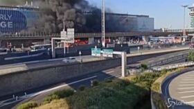 Parigi, bus in fiamme all’aeroporto di Orly