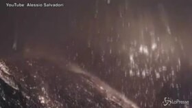 Stromboli, due forti esplosioni del vulcano: le spettacolari immagini
