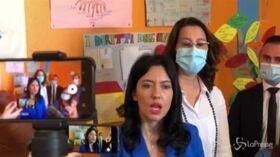 Scuola, Azzolina: “La temperatura si misura a casa. Come fanno la famiglie povere? Credo che tutti abbiano un termometro”