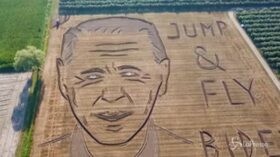 Land art: con un trattore realizza il ritratto di Joe Biden in un campo di grano vicino a Verona