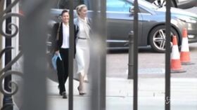 Processo al tabloid Sun, l’arrivo di Amber Heard in tribunale