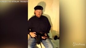 Sequestra bus in Ucraina, il sospetto in un video: “Buona festa anti-sistema”