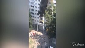 Grenoble, fratellini si gettano da un palazzo in fiamme: illesi