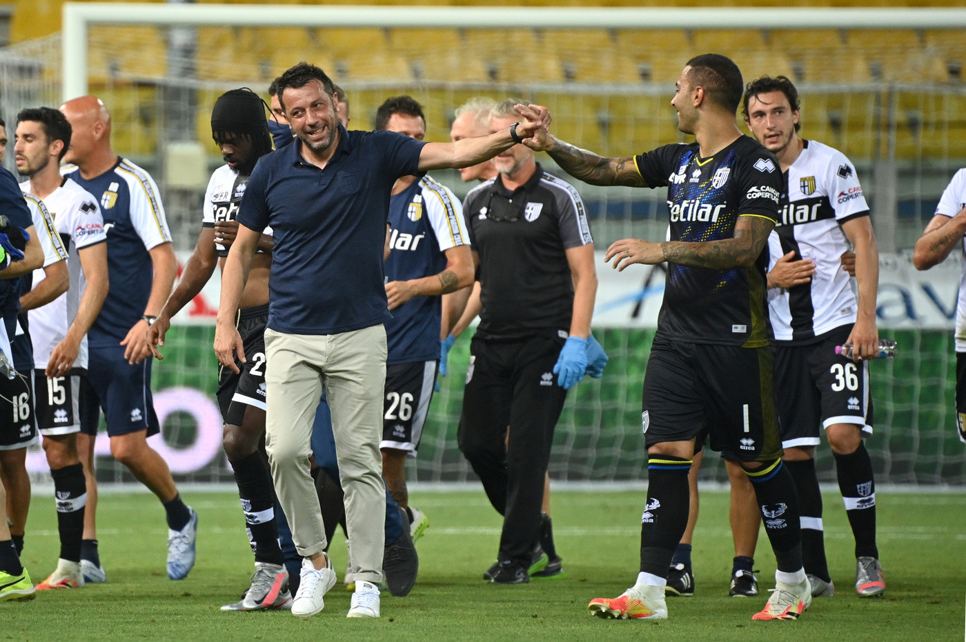 Calcio, resa del Napoli a Parma. Ducali salvi, decidono tre rigori