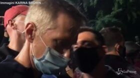 Proteste a Portland, anche il sindaco Wheeler raggiunto dai gas lacrimogeni