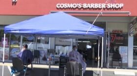 Coronavirus in California: i parrucchieri lavorano all’aperto