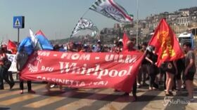 Napoli, Whirlpool: la protesta si sposta davanti al consolato Usa. “Pretendiamo giustizia, governo si faccia rispettare”