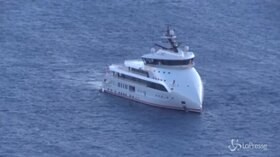 Capri, nello specchio d’acqua dei Faraglioni lo yacht extra lusso con la prua rovesciata
