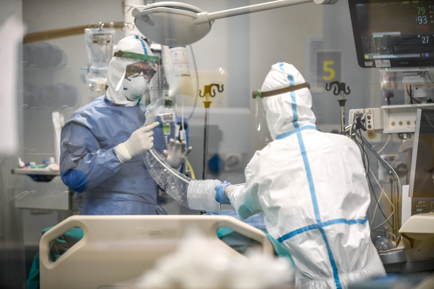 Coronavirus, i contagi ancora in crescita in Italia: +306. Dieci i decessi