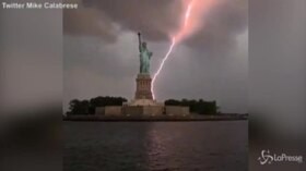 New York, un fulmine colpisce la Statua della Libertà: il video è virale