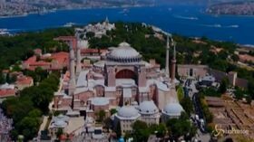 Istanbul, migliaia di fedeli in attesa della prima preghiera islamica a Santa Sofia