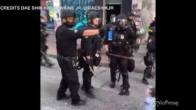 Usa, proteste a Seattle: cariche della polizia e spray al peperoncino sui manifestanti