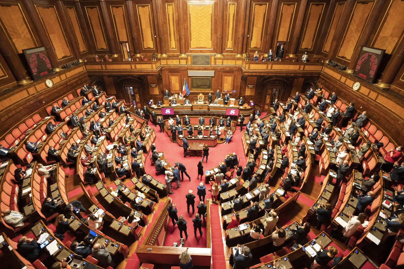 Governo, tensioni su Recovery e Mes. Polemica su scuola, attesa per scostamento