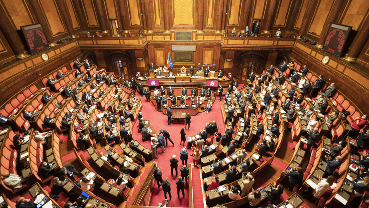 Governo, tensioni su Recovery e Mes. Polemica su scuola, attesa per scostamento