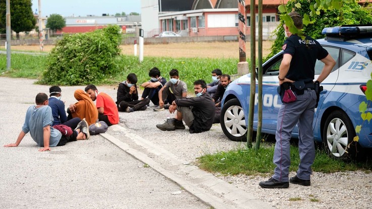Migranti, a Caltanissetta presi 118 in fuga: proseguono le ricerche