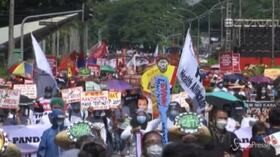 Filippine, folla variopinta in piazza per protestare contro Duterte