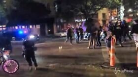 Usa: uomo ucciso durante proteste antirazziste in Texas, il momento della sparatoria