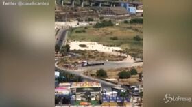 Migranti, fuga di massa dalla tensostruttura di Porto Empedocle