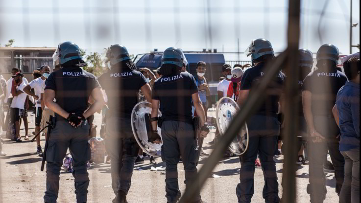 Migranti, caos in Sicilia. Il Governo manda l'esercito