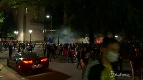 Usa, ancora scontri a Portland: lacrimogeni sui manifestanti