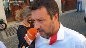 Salvini: “Per il bene della scuola mi aspetto le dimissioni dell’Azzolina”
