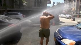 Usa, gli abitanti di New York si rinfrescano con gli idranti
