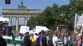 Berlino, protesta contro le restrizioni anti-Covid