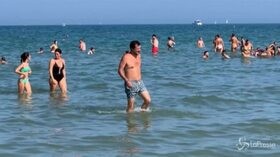 Salvini in spiaggia a Milano Marittima, relax tra bagni e selfie con i fan