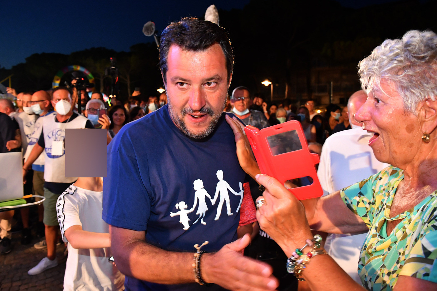Salvini torna al Papeete: Non mollo. E lancia sfida a ‘governo clandestino’
