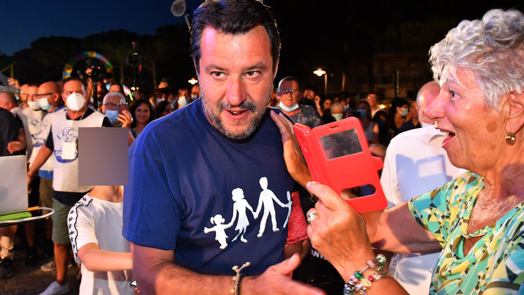 Salvini torna al Papeete: Non mollo. E lancia sfida a 'governo clandestino'