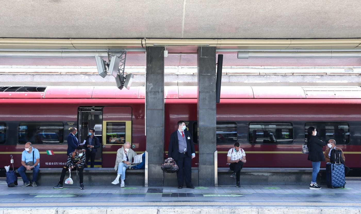 Treni, alt di Speranza: distanza resta. Mit: Mai autorizzato riempimento al 100%