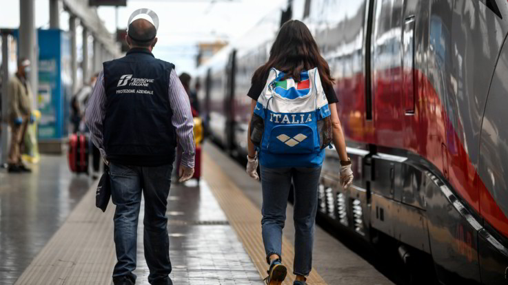 Trenitalia a passeggeri: "Su alta velocità resta distanziamento a bordo"