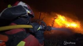 Spagna, anche l’esercito al lavoro per spegnere gli incendi boschivi nei pressi di Madrid