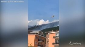 Incendi all’Aquila, le fiamme a ridosso delle abitazioni