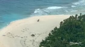 “SOS” sulla sabbia, tre naufraghi salvati nel Pacifico