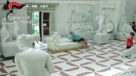 Treviso, danni a statua Canova: il momento del selfie incriminato