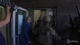 Ucraina: prende ostaggi in banca e si fa intervistare, l’arresto in diretta tv