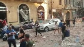 Libano, due violente esplosioni a Beirut: le immagini degli edifici distrutti