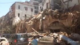Beirut: palazzi, auto e strade distrutte