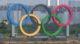 Olimpiadi: Giochi rinviati, Tokyo rimuove i cerchi olimpici