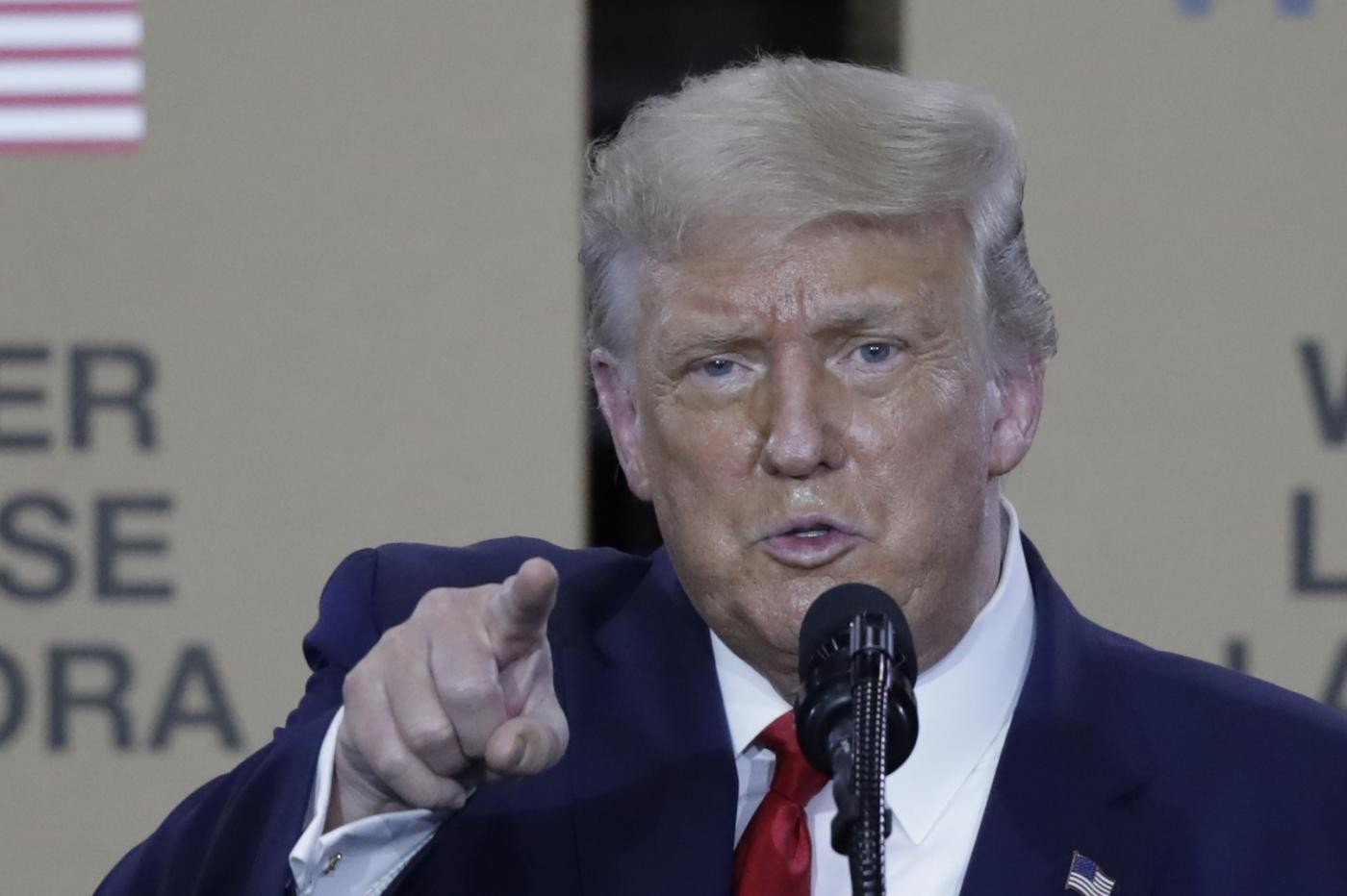 Trump firma decereto per mettere al bando Tik Tok. E forzarne vendita