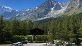Nella zona rossa della Val Ferret, gli albergatori disperati: “Dopo la batosta del Covid è arrivata questa”